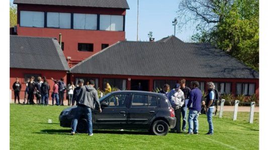 Una chica dejó estacionado su auto en el medio de la cancha de rugby del SIC y se fue a dormir