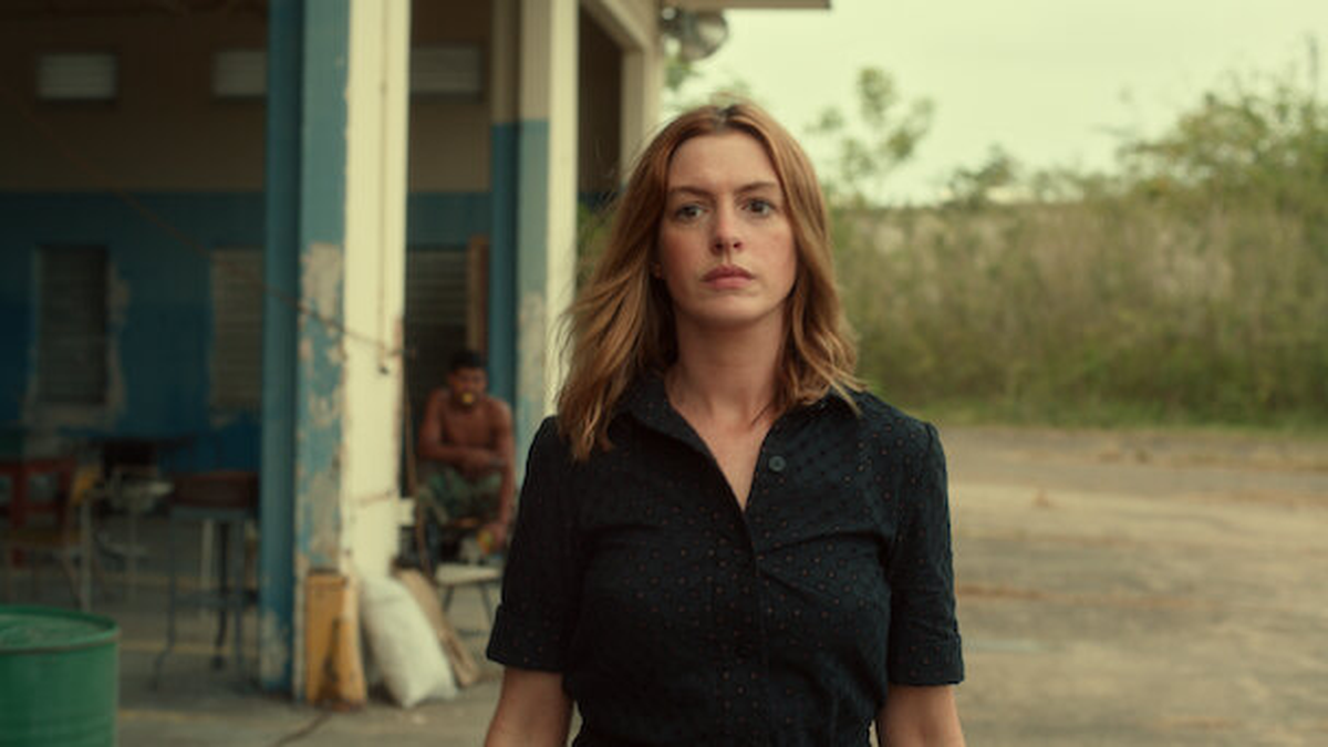 Anne Hathaway en el papel de una periodista atrapada entre el deber familiar y una red de tr&aacute;fico de armas en plena Guerra Fr&iacute;a. Foto: Netflix.