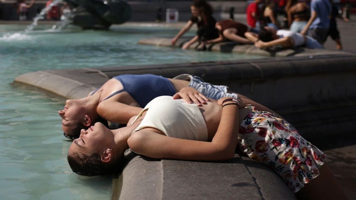 Dos chicas se refrescan como pueden