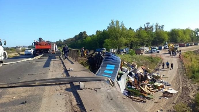 Impactante accidente fatal en Luján: un camión se cayó de un puente y murió su conductor