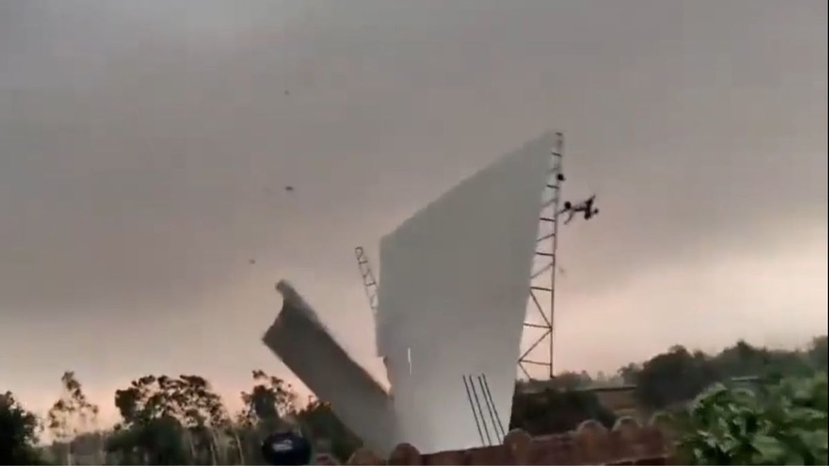 Impactante temporal: un hombre salió volando con un techo de chapa en medio de vientos de 130 km/h. (Foto: captura de video)