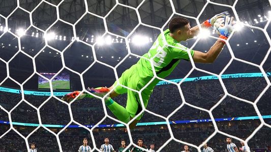 Dibu Martínez fue elegido como el segundo mejor arquero de 2022: ¿cómo quedó el top ten?