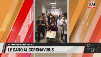 Así despedían del Hospital a una joven tras ganarle al Covid