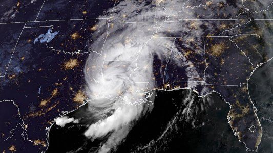 Con vientos de 240 km/h, el huracán Laura llegó a los Estados Unidos