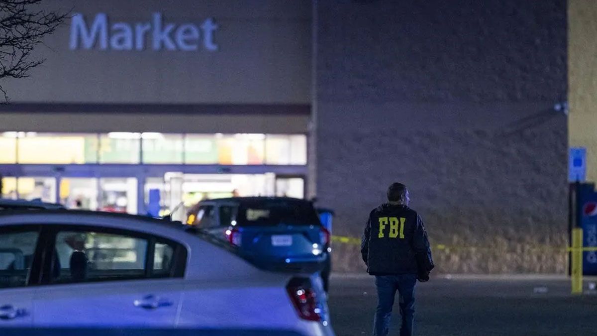 Un agente del FBI recorre las instalaciones del supermercado en el que un gerente mató a varios empleados (Foto: Gentileza Toronto Star)