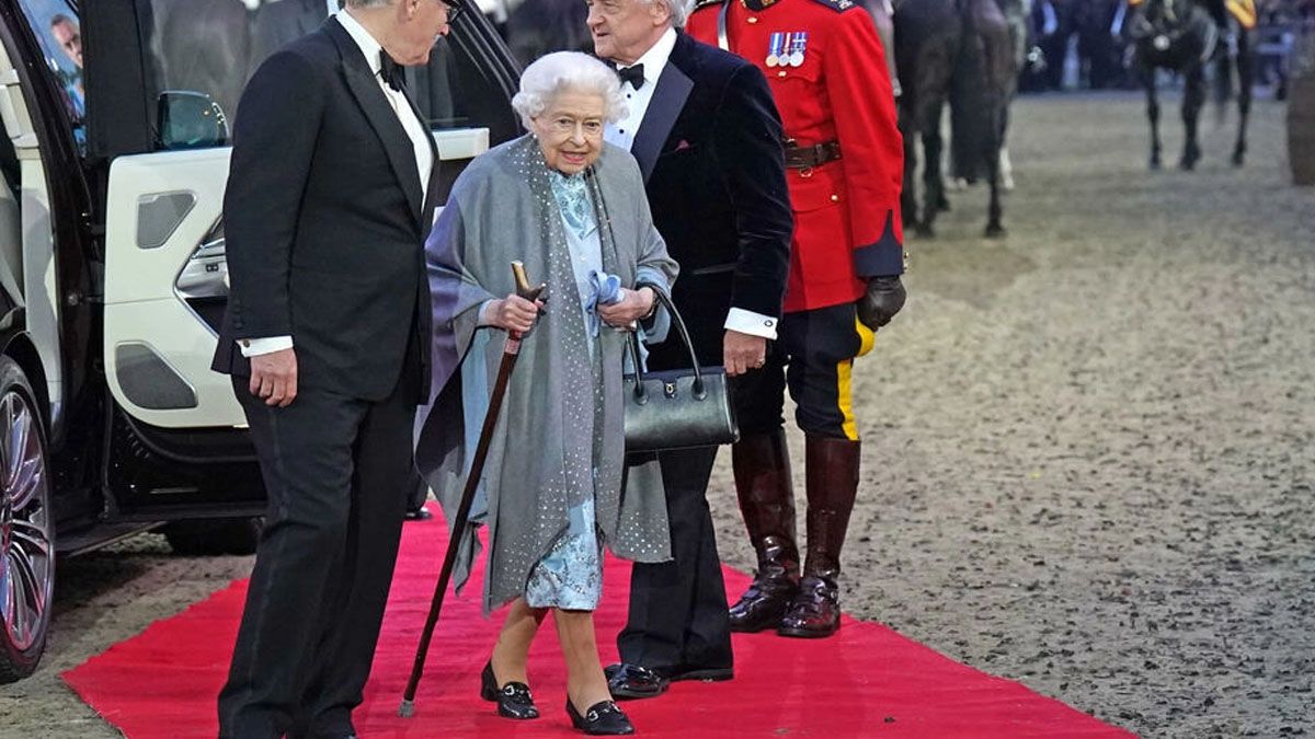 La reina por primera vez ante el público, en Windsor. Sonriente y con bastón (foto: Gentileza Washington Post)