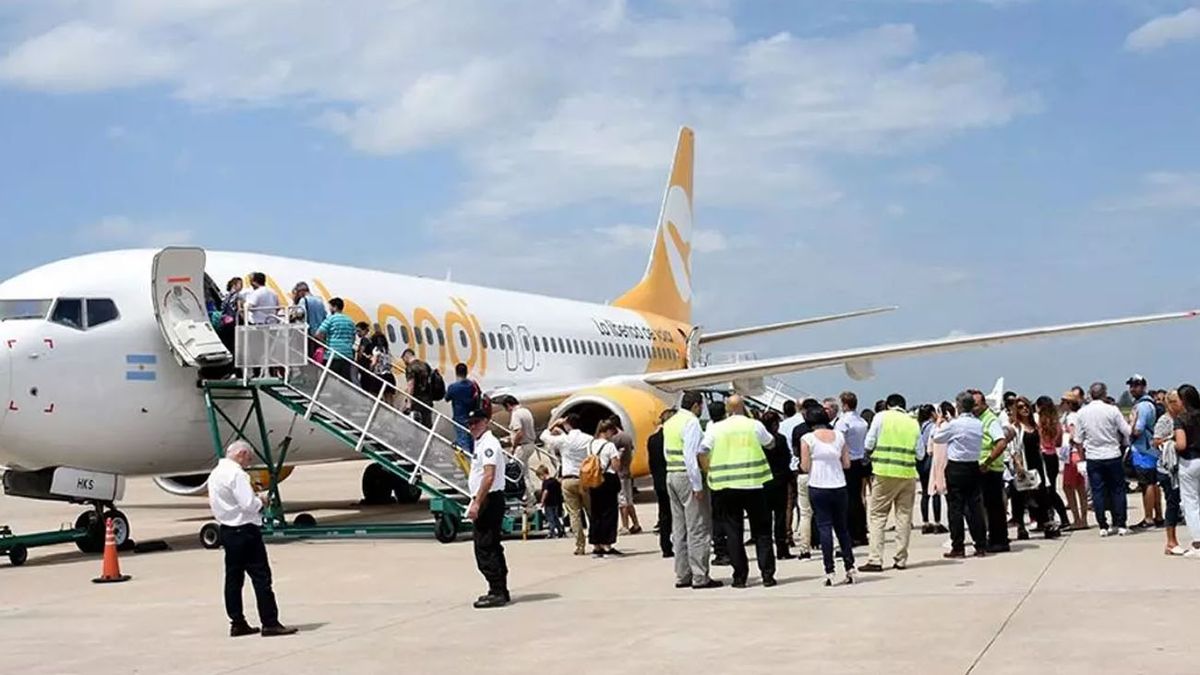 Por Falta De D Lares Flybondi Cancel Vuelos Y Hay M S De Pasajeros Afectados