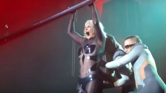 Britney Spears incómoda por una falla en su vestido en pleno show