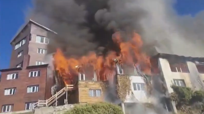 Impactante incendio en un histórico hotel de Bariloche: evacuaron a todos los huéspedes