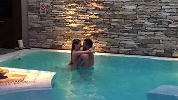 Marian Farjat y el Ogro Fabbiani, beso a beso en la piscina