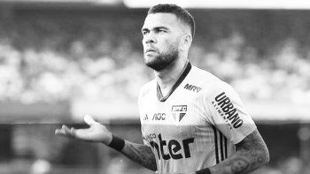 Dani Alves fue operado de una fractura en el brazo y se perderá el partido ante River por la Copa Libertadores