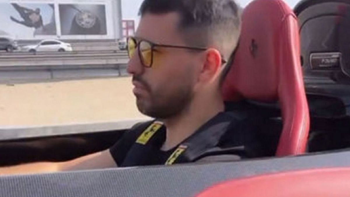 Agüero paseó por Dubai y los hinchas del Barcelona están furiosos.