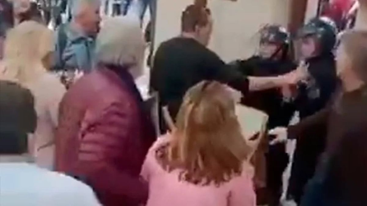 El momento en el que echan a las policías. (Foto: captura)