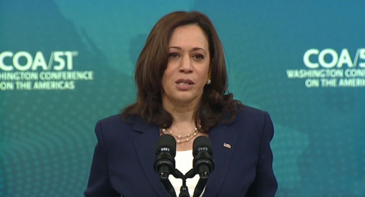 Kamala Harris condenó la remoción de la Corte Suprema de El Salvador (Foto: AP)