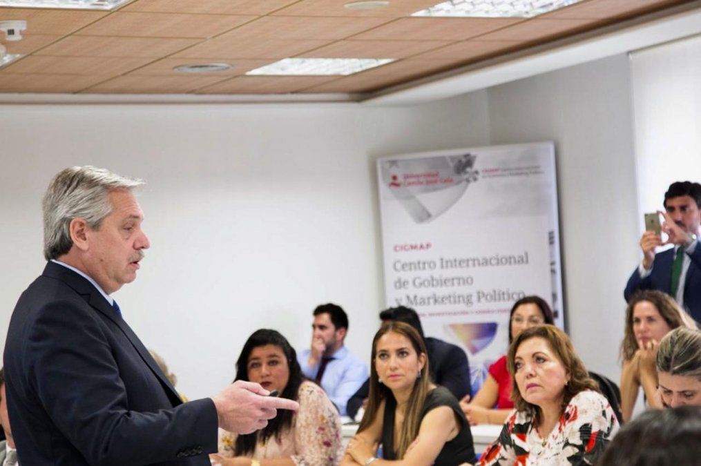 La agenda de Alberto Fernández en Madrid: clase universitaria, selfies y reuniones con el gobierno español