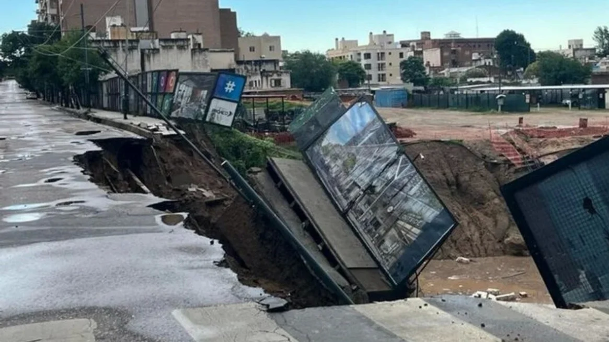 Temporal en Córdoba: derrumbe en plena avenida