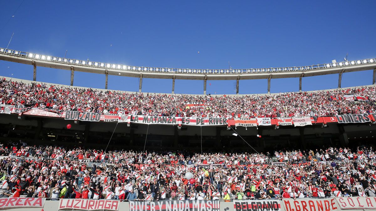 Los hinchas de River sonrieron en el Monumental.