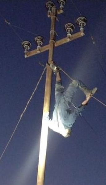 Chubut: un ladrón robaba cables de un poste, se electrocutó y quedó colgado durante dos horas