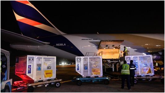 Sinopharm y AstraZeneca: cuántas dosis arriban al país este lunes