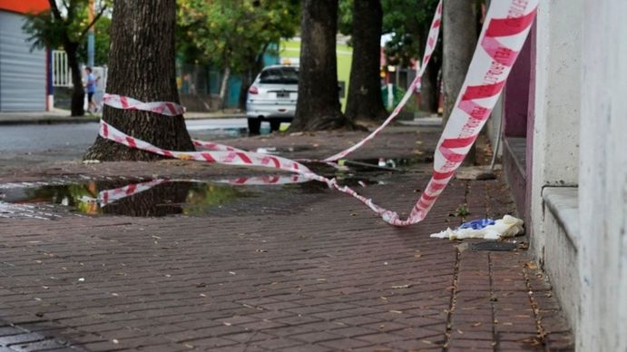 Un gendarme de civil mató en Rosario a un ladrón que robaba cables en la puerta de su casa