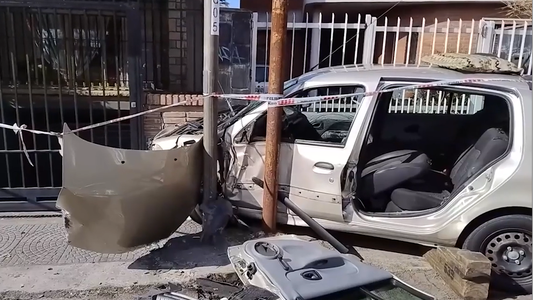 Una impactante persecución tras un robo de un auto terminó con un choque contra una casa