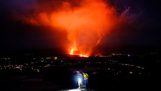 El volcán de La Palma sigue arrojando lava y cierran los aeropuertos de la zona