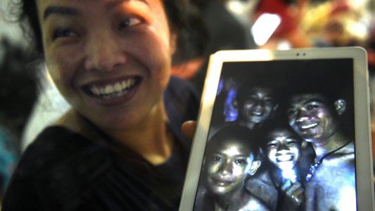 Murió uno de los rescatistas de los chicos atrapados en una cueva en Tailandia