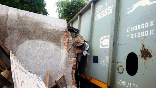 Descarriló un tren en Córdoba: golpeó contra dos casas y hay dos personas heridas