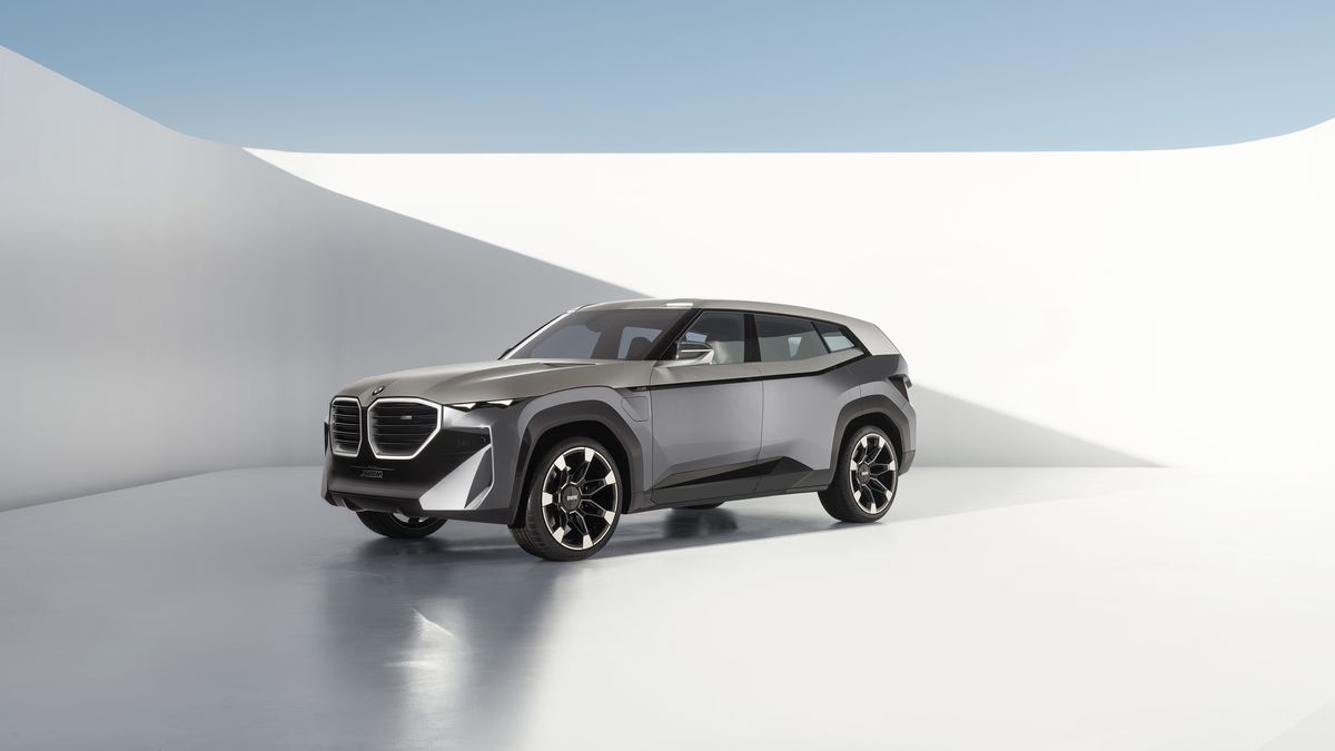 El BMW Concept XM da un avance del que será el nuevo diseño del frontal de los próximos modelos de la clase más alta de BMW. También presentará a su público una versión muy moderna y distintiva del diseño de la gama X de BMW y un concepto totalmente novedoso de lujo y sensación de espacio interior. El modelo de producción en serie -el BMW XM- se fabricará a partir de finales de 2022 en la planta de BMW Group en Spartanburg (Estados Unidos)