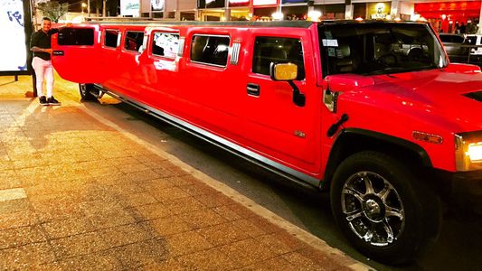 Hernán Caire anda en una limusina Hummer en Paraguay