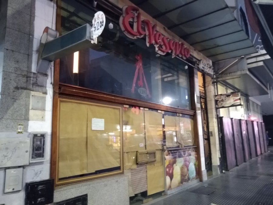 Así se encuentra el local de la heladería El Vesuvio cerrado en la avenida Corrientes. (Foto: fuente @Leopoldovitch)