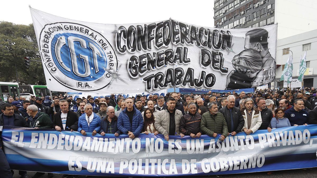 photoLa CGT marchó este jueves paen contra del plan económico de Javier Milei. Advirtió sobre un industricidio y recesión y anunció su apoyo&nbsp; la próxima marcha universitaria del 15 de octubre. (Foto: NA/Damián Dopacio).