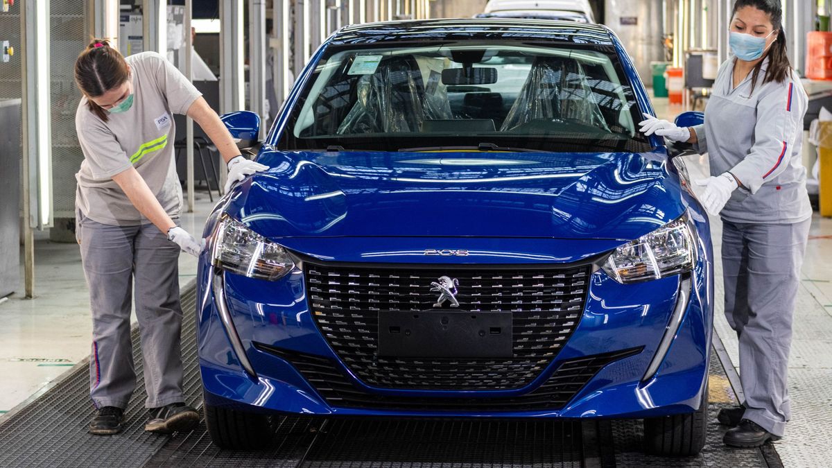 Stellantis inició un segundo turno de producción en su unidad El Palomar. Con más de 34.000 unidades fabricadas del Peugeot 208 y en un contexto de crecimiento de la demanda de vehículos nacionales tanto para el mercado local como para exportación