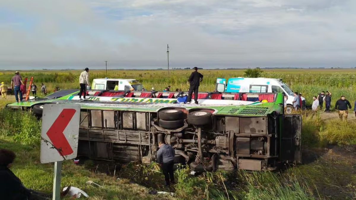 Volcó un micro en la Ruta 2 y quedó destruido: hay 2 pasajeros muertos y 44 heridos
