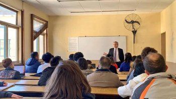 Alberto Fernández volvió a dar clases tras ganar las PASO