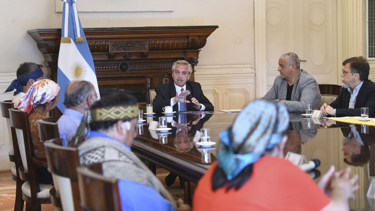 Alberto Fernández recibió a los integrantes de la comunidad mapuche en la Casa Rosada (Foto: Presidencia).&nbsp;