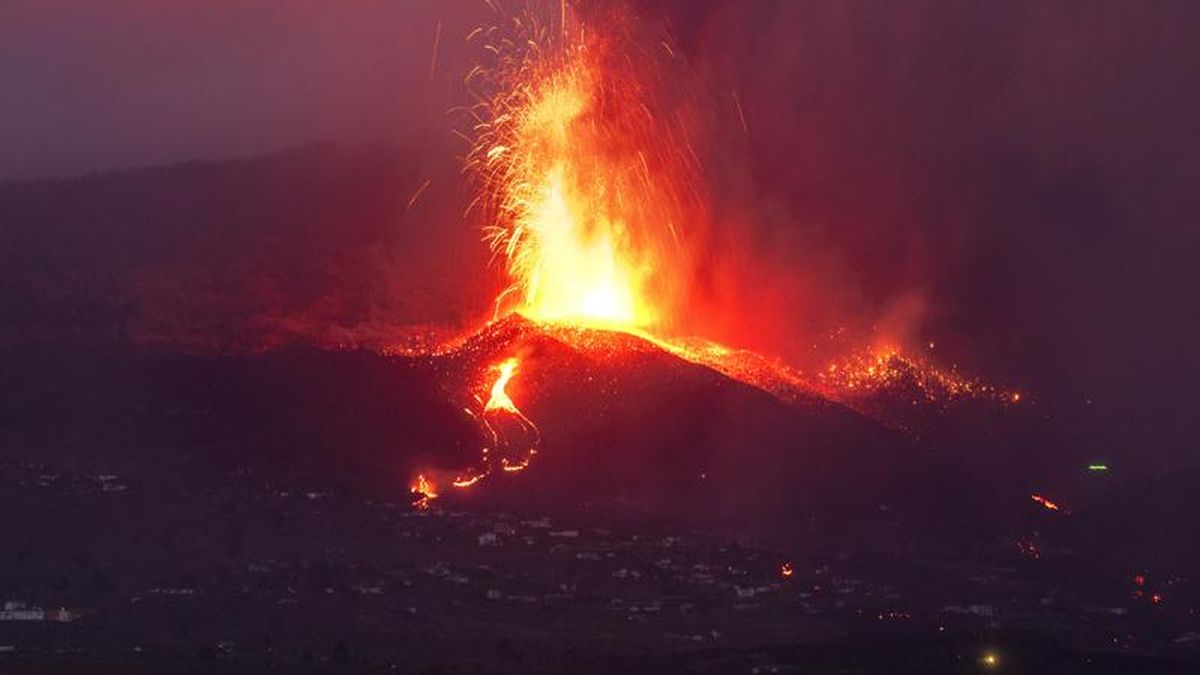 Lava y humo se elevan por la erupción de un volcán en el Parque Nacional Cumbre Vieja en El Paso, Isla de La Palma, Islas Canarias