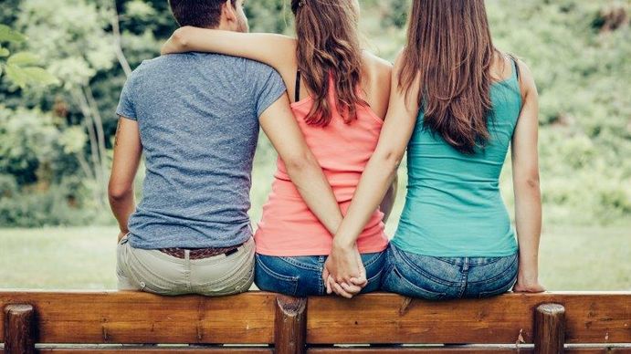 Su novio la engañaba con otra y lo descubrió por un pequeño detalle en sus lentes de sol