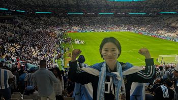 La increíble historia de Jiao, la china que alentó en Qatar y ahora llegó a Buenos Aires para los festejos