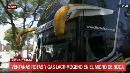Hinchas de River atacaron el micro de Boca, la Policía respondió con gases y hay jugadores afectados