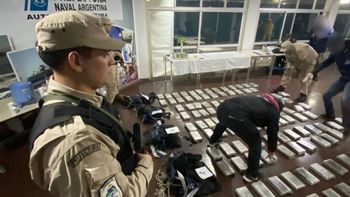 Misterio narco: encuentran flotando paquetes con más de 170 kilos de cocaína