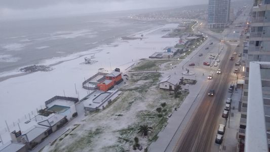 Miramar, teñida de blanco: las increíbles imágenes de la playa cubierta de nieve