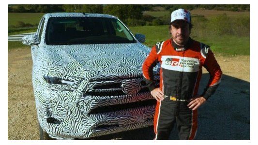 Fernando Alonso prueba a la nueva Toyota Hilux