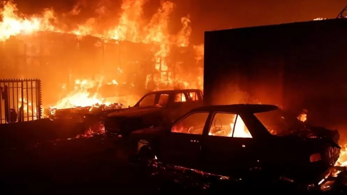 El fuego está sin control en la zona del Valparaíso. (Foto: Somos Jujuy)