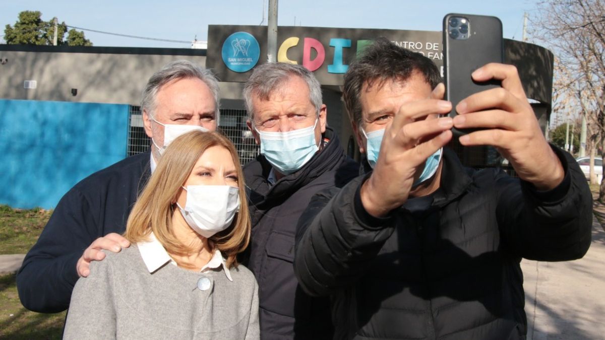 Facundo Manes en campaña junto a Emilio Monzó, Joaquín de la Torre y Alejandra Lordén.