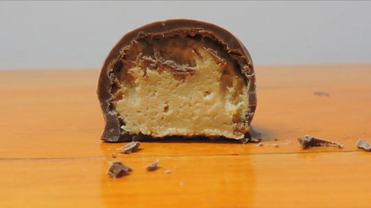 No los compres más: cómo hacer bombones caseros de chocolate y maní de forma fácil