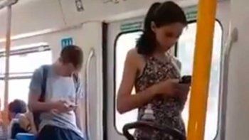 Una mujer cuestionó a una madre porque miraba el celular mientras su hijo lloraba y desató un debate en redes