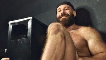 El hombre que se casó con una muñeca inflable tiene un nuevo amor: Me excita un cenicero