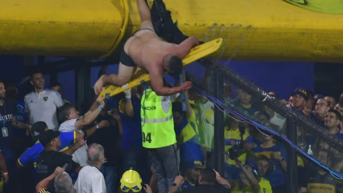 El hincha de Boca debió ser asistido por personal médico tras las heridas que sufrió (Foto: Twitter Santiago Vuotto).
