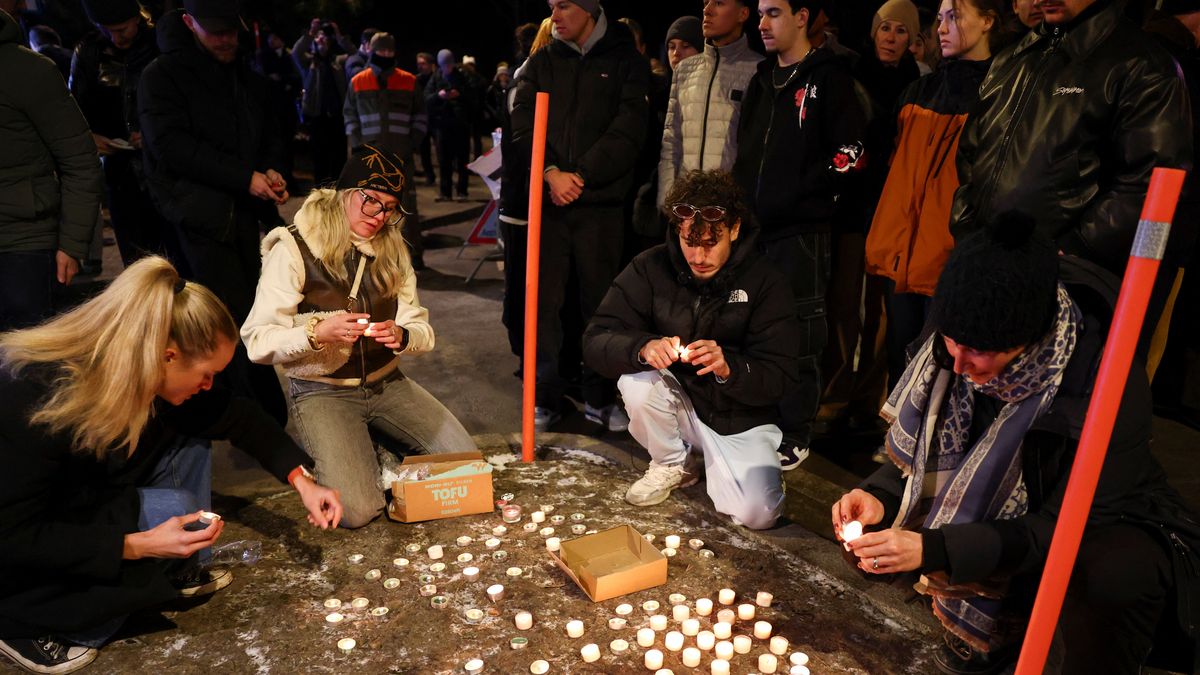 Los vecinos se acercaron al lugar a realizar un altar en memoria de las v&iacute;ctimas. (Foto: Reuters).